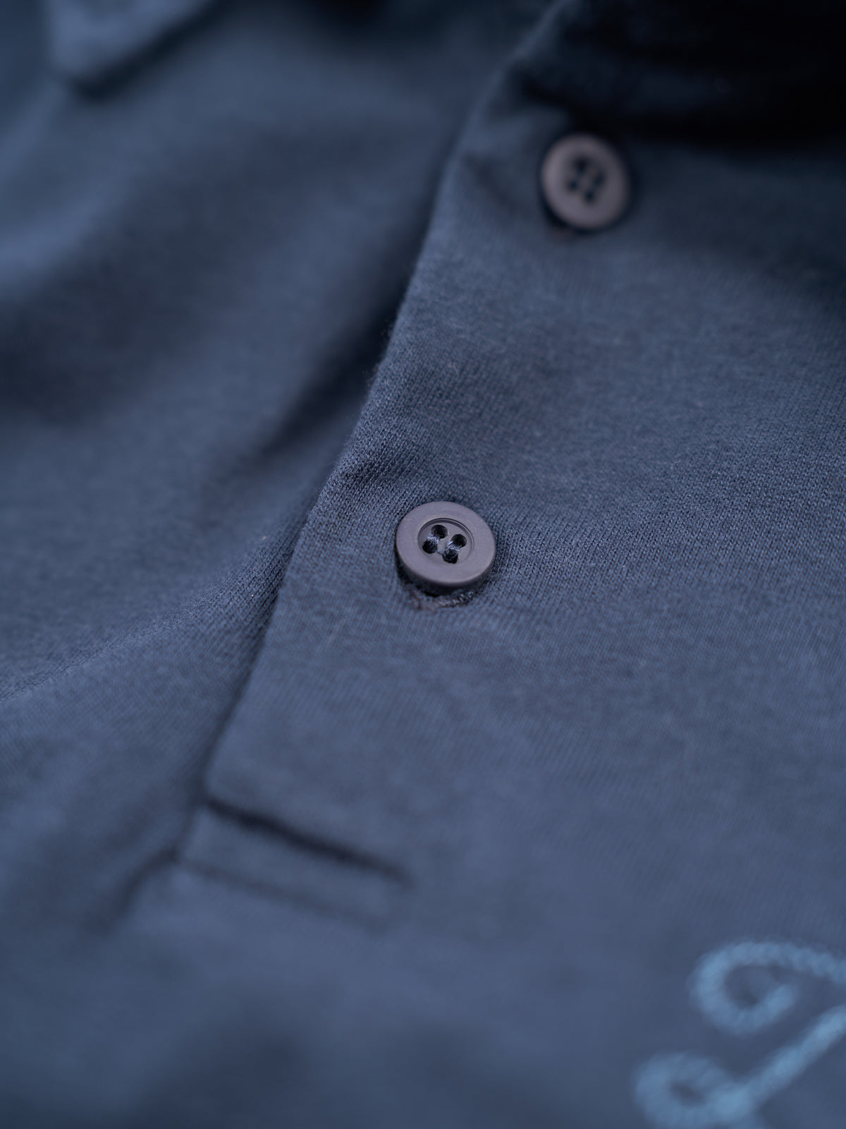 Playera Polo Manga Corta en Azul Marino, vista lateral — un corte regular. #color_azul_marino