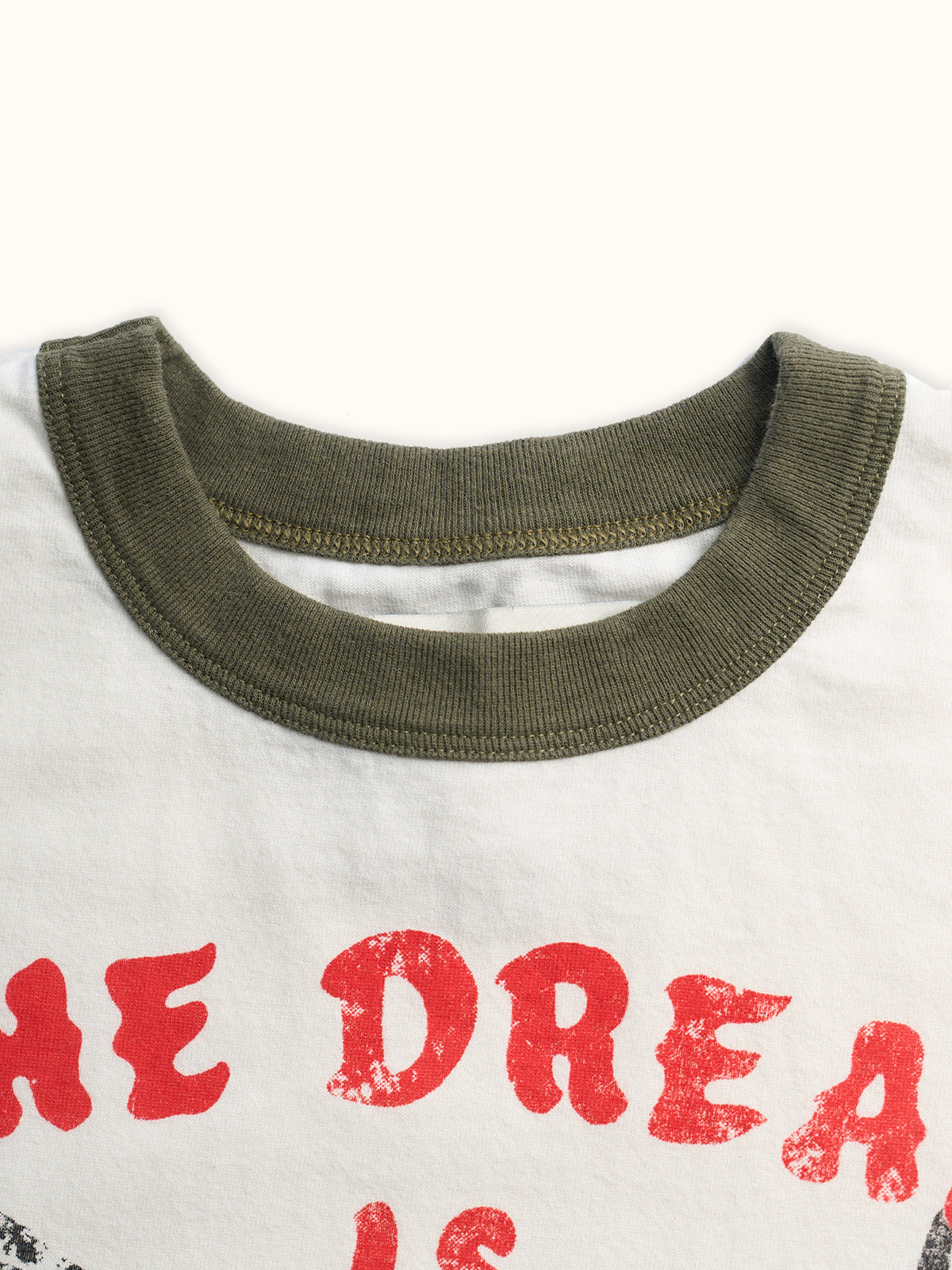Playera Sporty Mayer en Marfil, vista lateral — un corte slim. #color_marfil