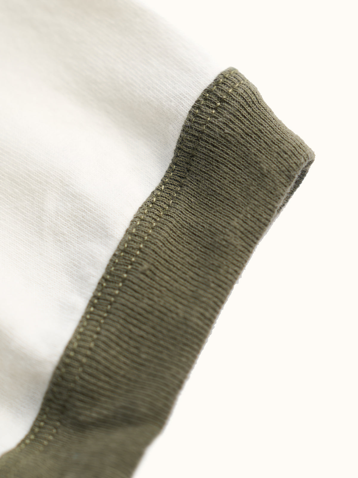 Playera Sporty Mayer, detalle — cuello y puños tejidos anchos a contraste con ruedo de doble doblez. #color_marfil