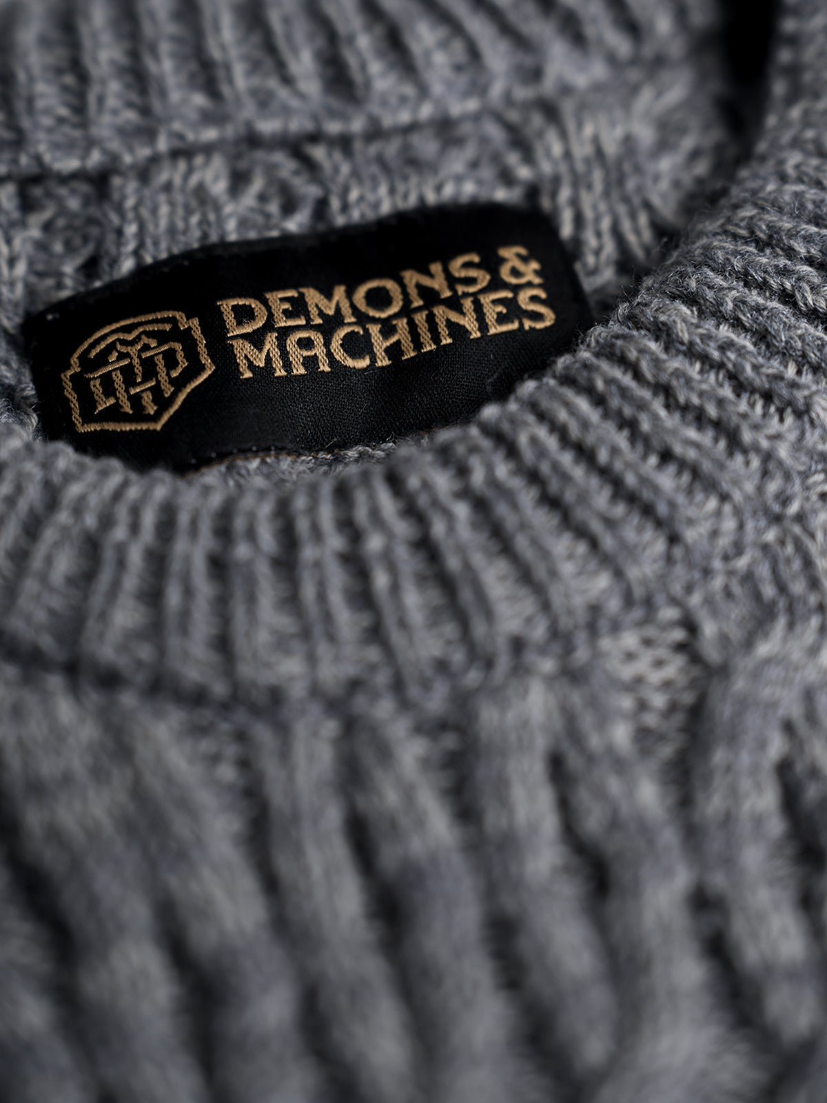 Suéter Pescador Steve en Gris, vista lateral — un corte slim. #color_gris