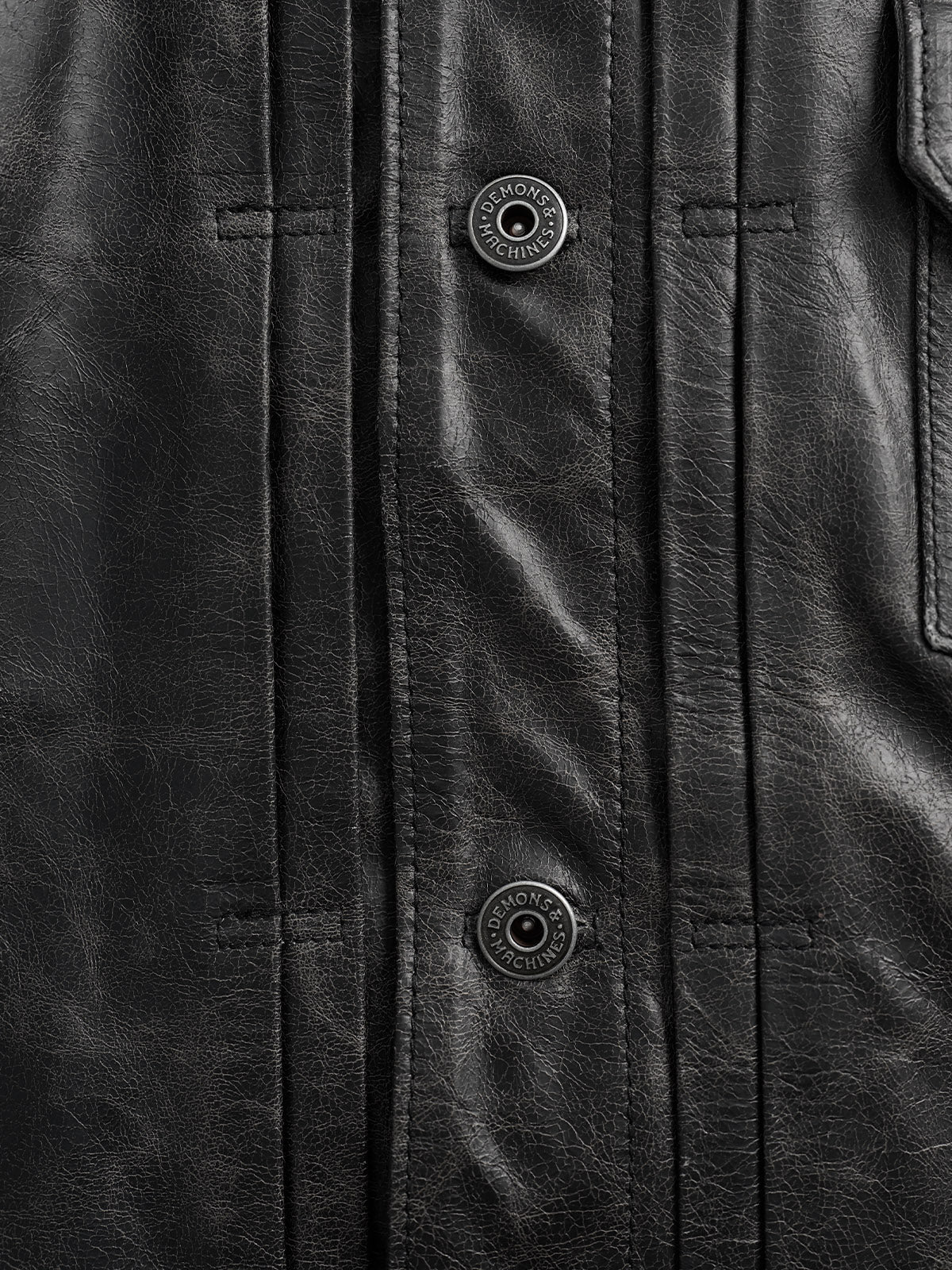 Modelo con Chamarra de Piel Tokyo en Negro, abotonada sobre una playera — Demons & Machines. #color_negro