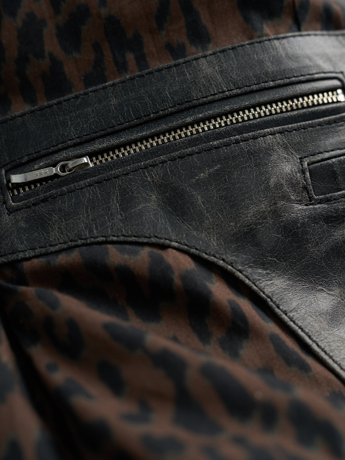 Chamarra de Piel Tokyo en Negro, vista lateral — un corte slim. #color_negro