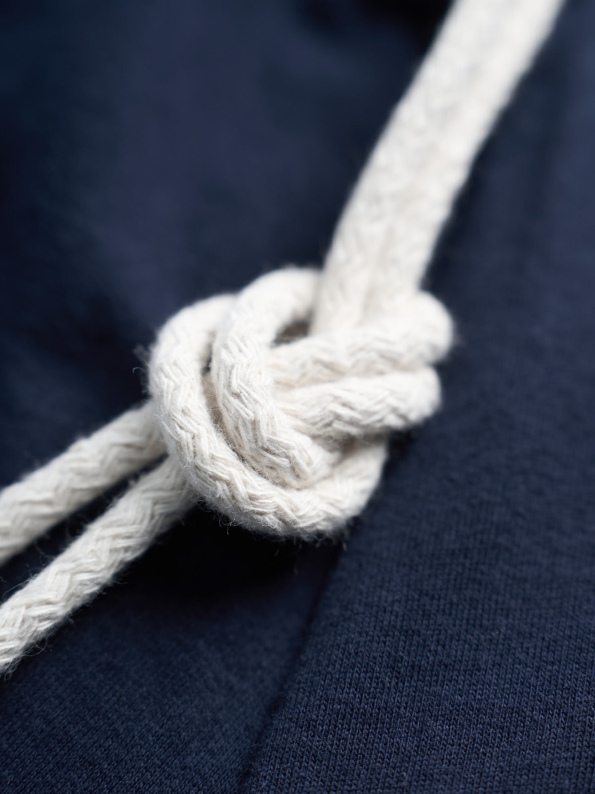 Short Training de Felpa Francesa, detalle — pretina elástica con cordones gruesos de soga y bolsa. #color_azul_marino