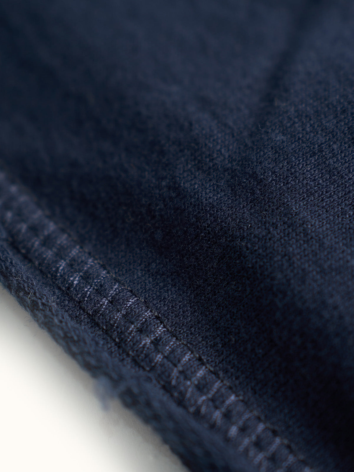 Modelo con Short Training de Felpa Francesa en Azul Marino, fuera de servicio — Demons & Machines. #color_azul_marino