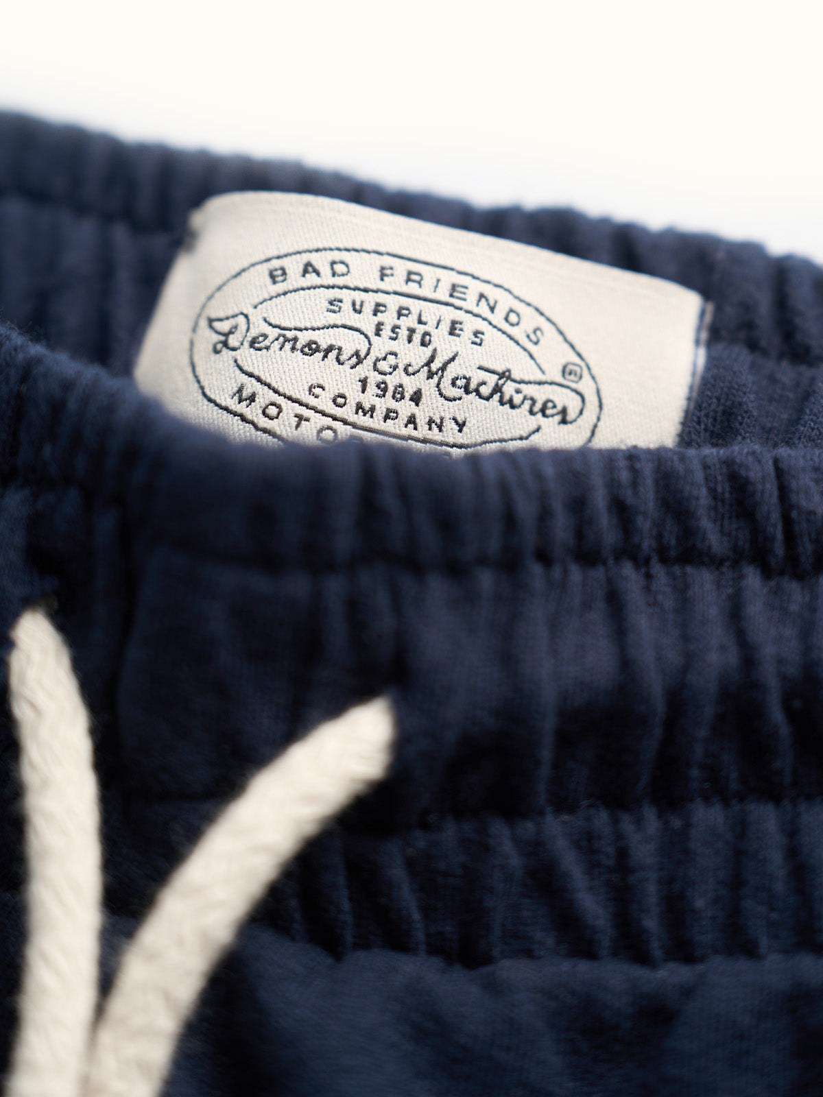 Short Training de Felpa Francesa en Azul Marino, vista lateral — un corte regular. #color_azul_marino