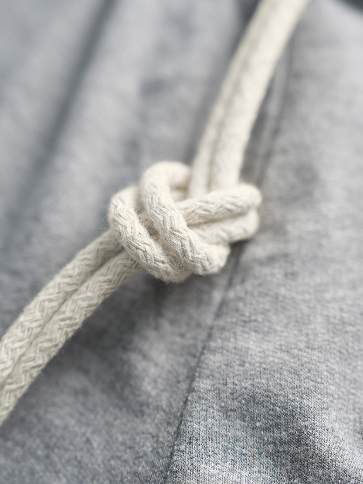 Short Training de Felpa Francesa, detalle — pretina elástica con cordones gruesos de soga y bolsa de parche. #color_gris