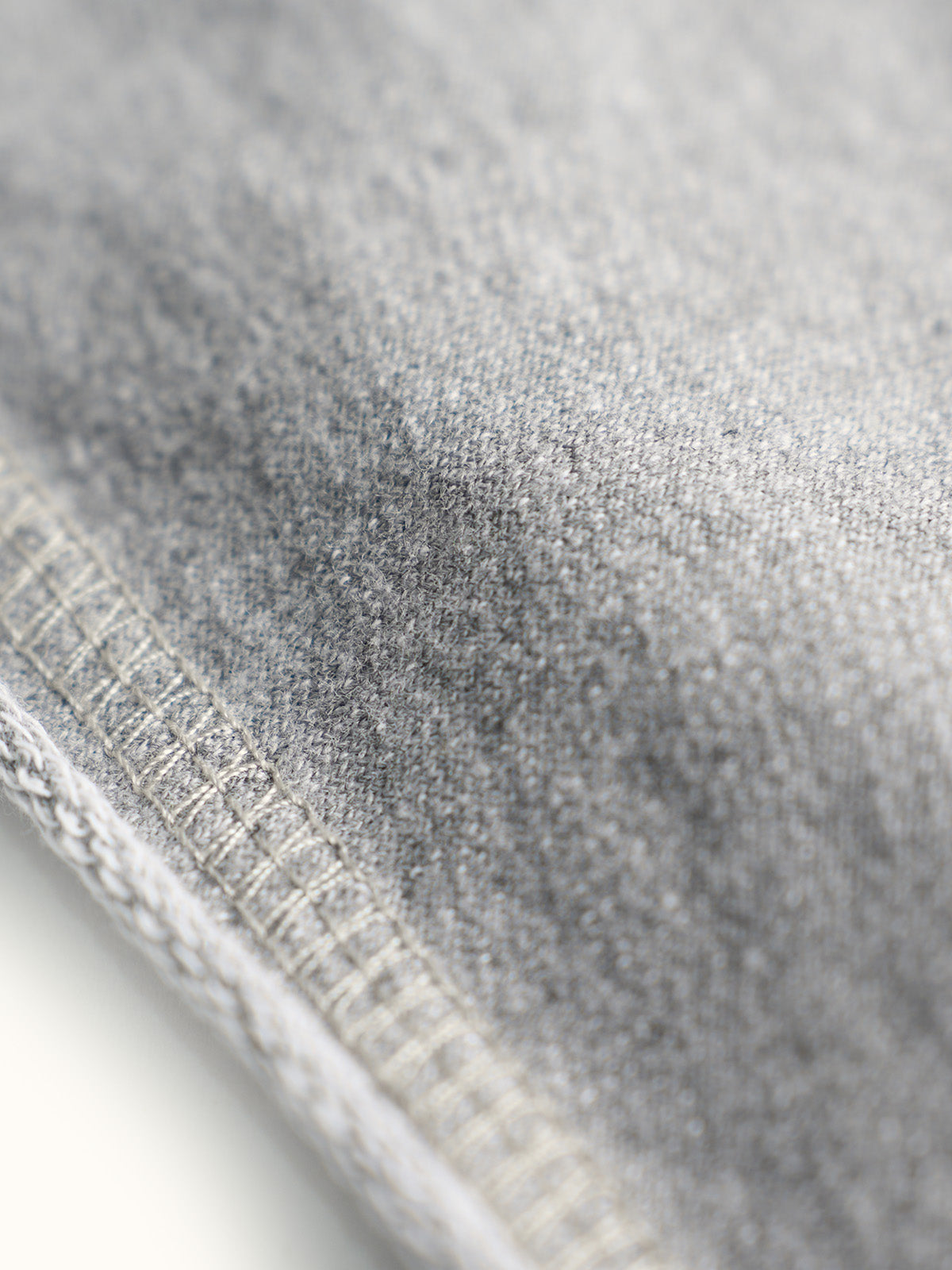Modelo con Short Training de Felpa Francesa en Gris, fuera de servicio — Demons & Machines. #color_gris