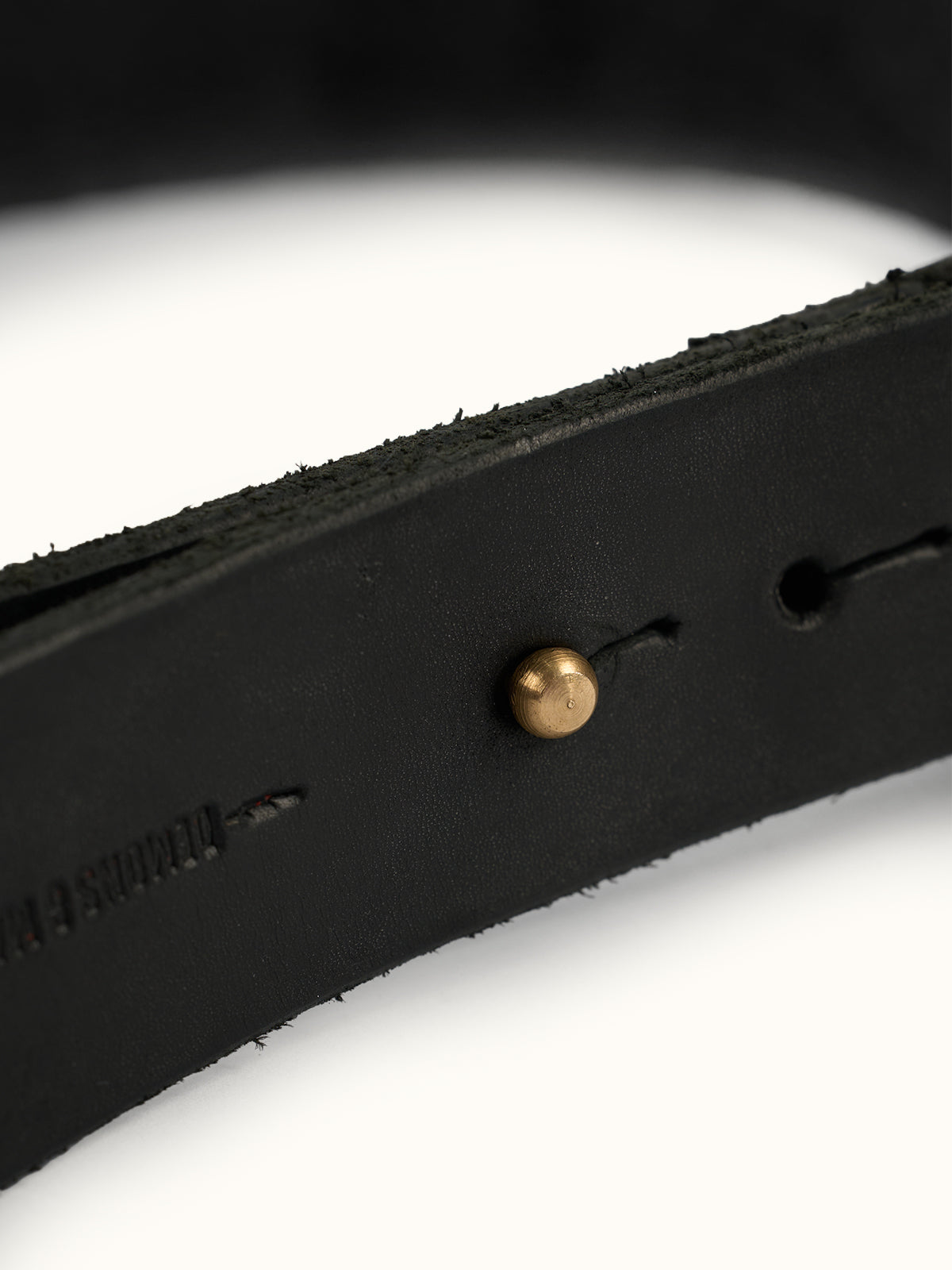 Cinturón de Piel Utah, detalle — hebilla de bronce fundido y remaches de cobre macizo. #color_negro