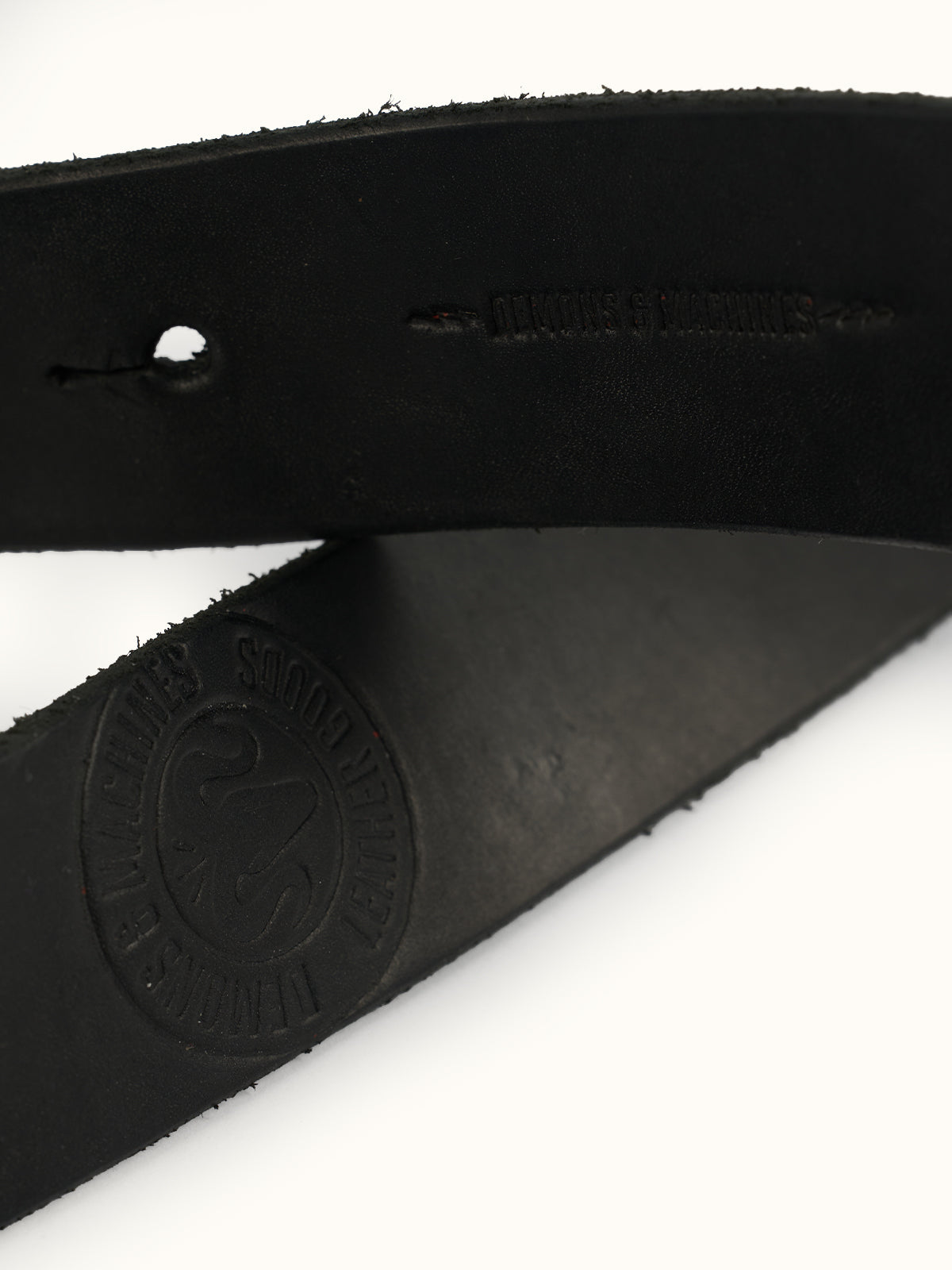 Cinturón de Piel Utah, detalle — hebilla de bronce fundido y remaches de cobre macizo. #color_negro