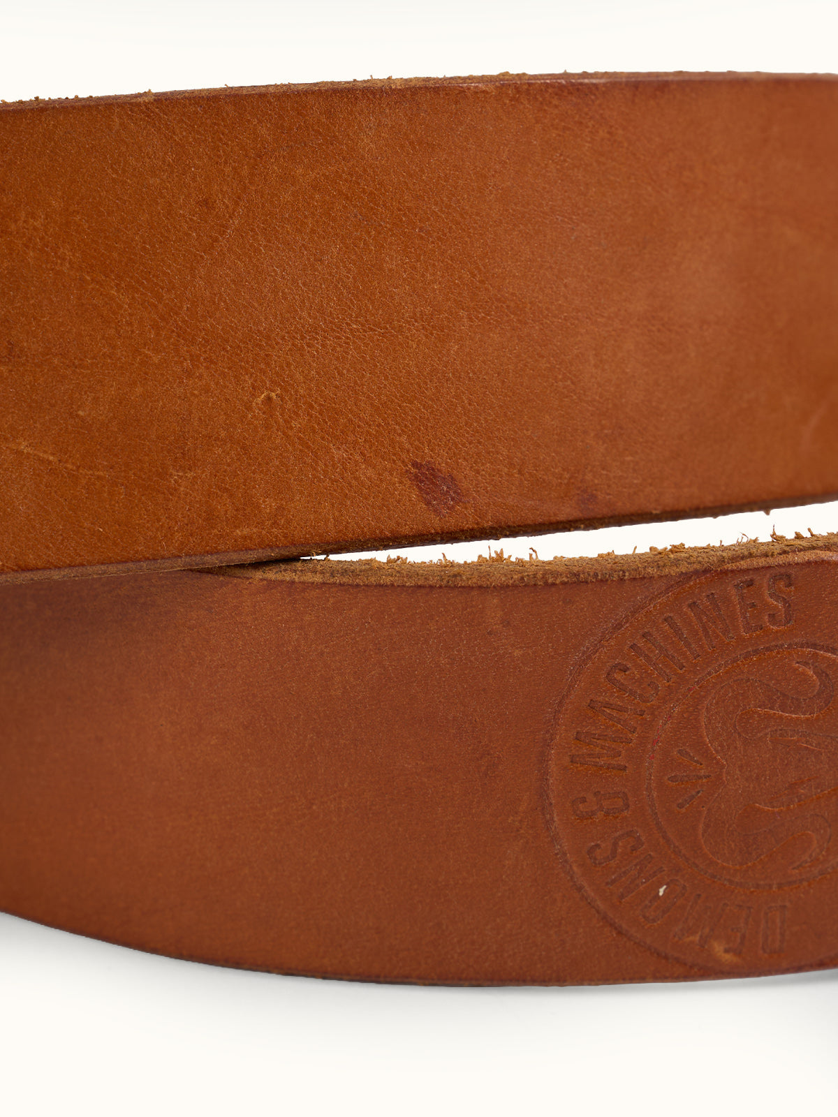 Cinturón de Piel Utah, detalle — hebilla de bronce fundido y remaches de cobre macizo. #color_tan