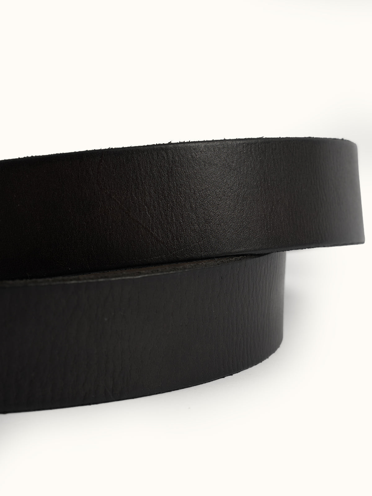 Cinturón de Piel Warren, detalle — hebilla metálica resistente y logo grabado en relieve. #color_negro