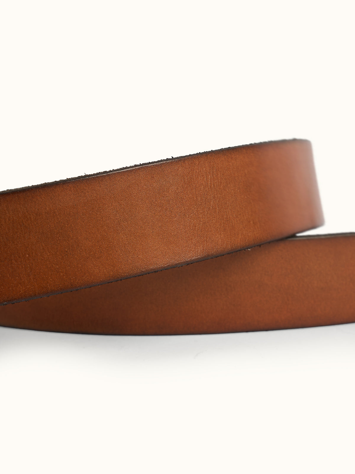 Cinturón de Piel Warren, detalle — hebilla metálica resistente y logo grabado en relieve. #color_tan