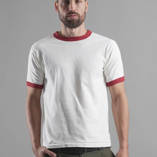 Playera slim de algodón premium con cuello redondo y puños a contraste estilo ringer, confeccionada en Argentina. #color_ladrillo