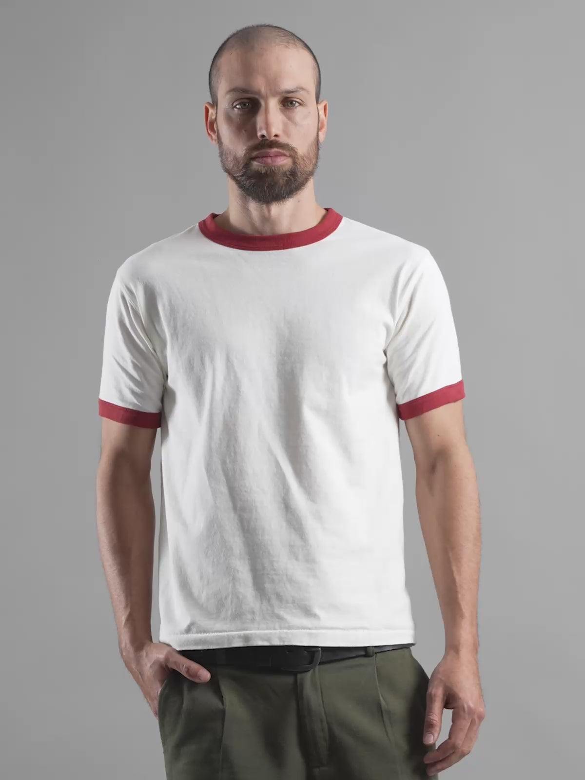 Playera slim de algodón premium con cuello redondo y puños a contraste estilo ringer, confeccionada en Argentina. #color_ladrillo
